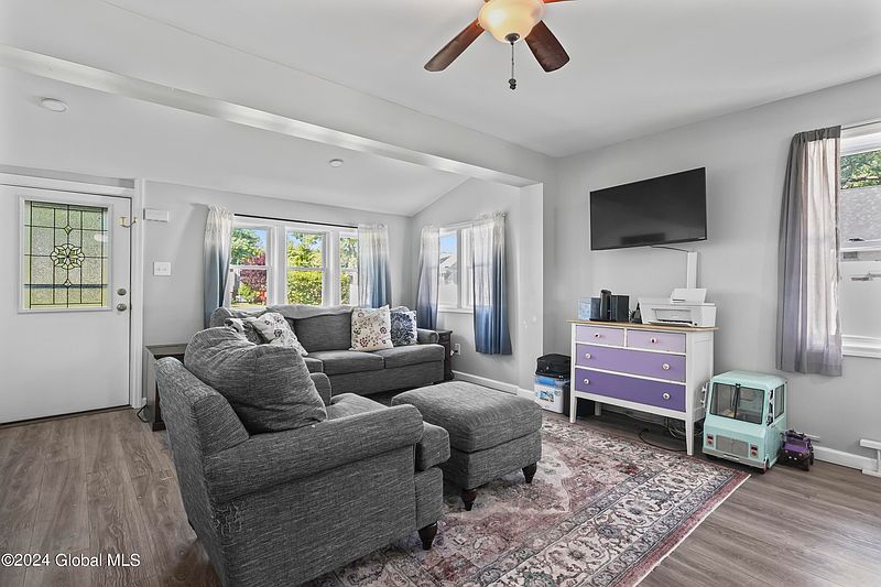 4th image of 1011 Mann Avenue