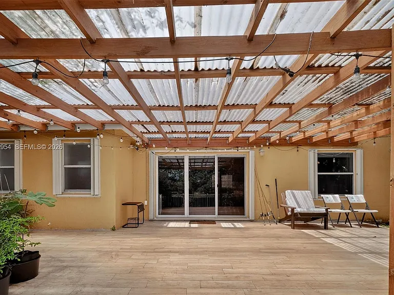 685 SW 198th Ter — Photo 32