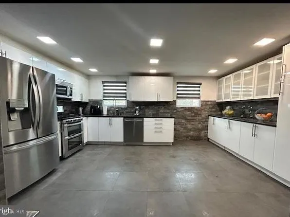 355 Avon St, Philadelphia, PA 19116