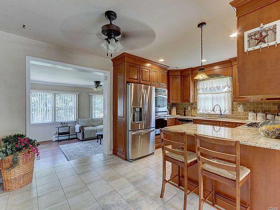 5th image of 30 Surrey Dr
