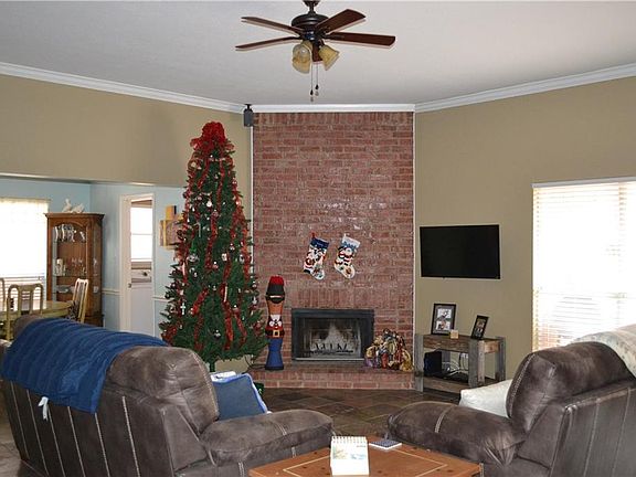 3rd image of 2306 Loretta Ln