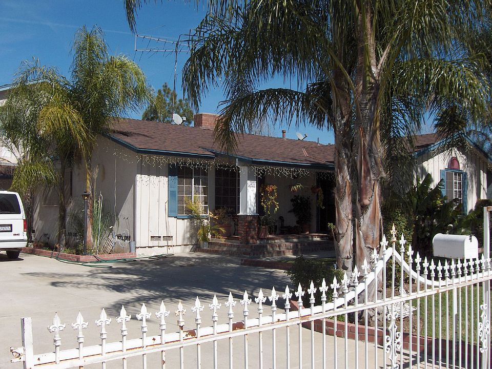 Great Curb Appeal!!