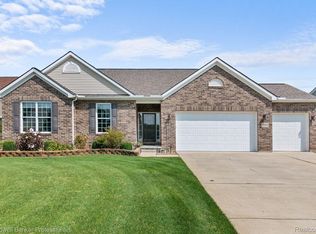 10801 Bouldercrest Dr, South Lyon, MI 48178