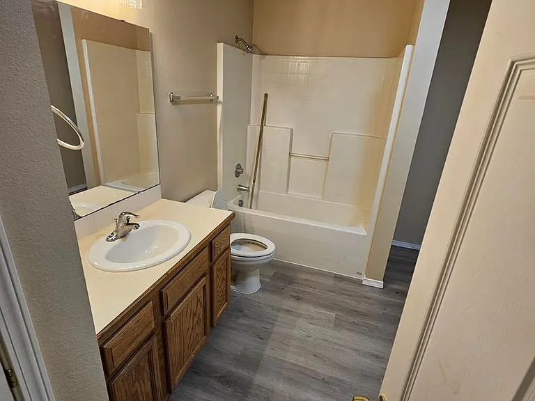 7521 W Tottenham Ln — Photo 10