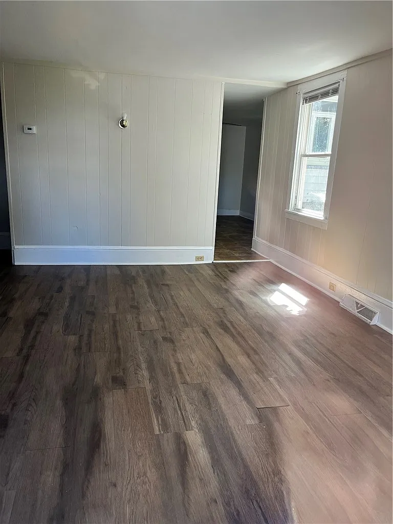 2 bed, 1.0 bath, 3234 sqft, $925 — Photo 2