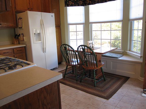 kitchen w breakfast nook