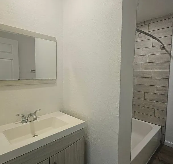 219 Candelaria Rd NW — Photo 3