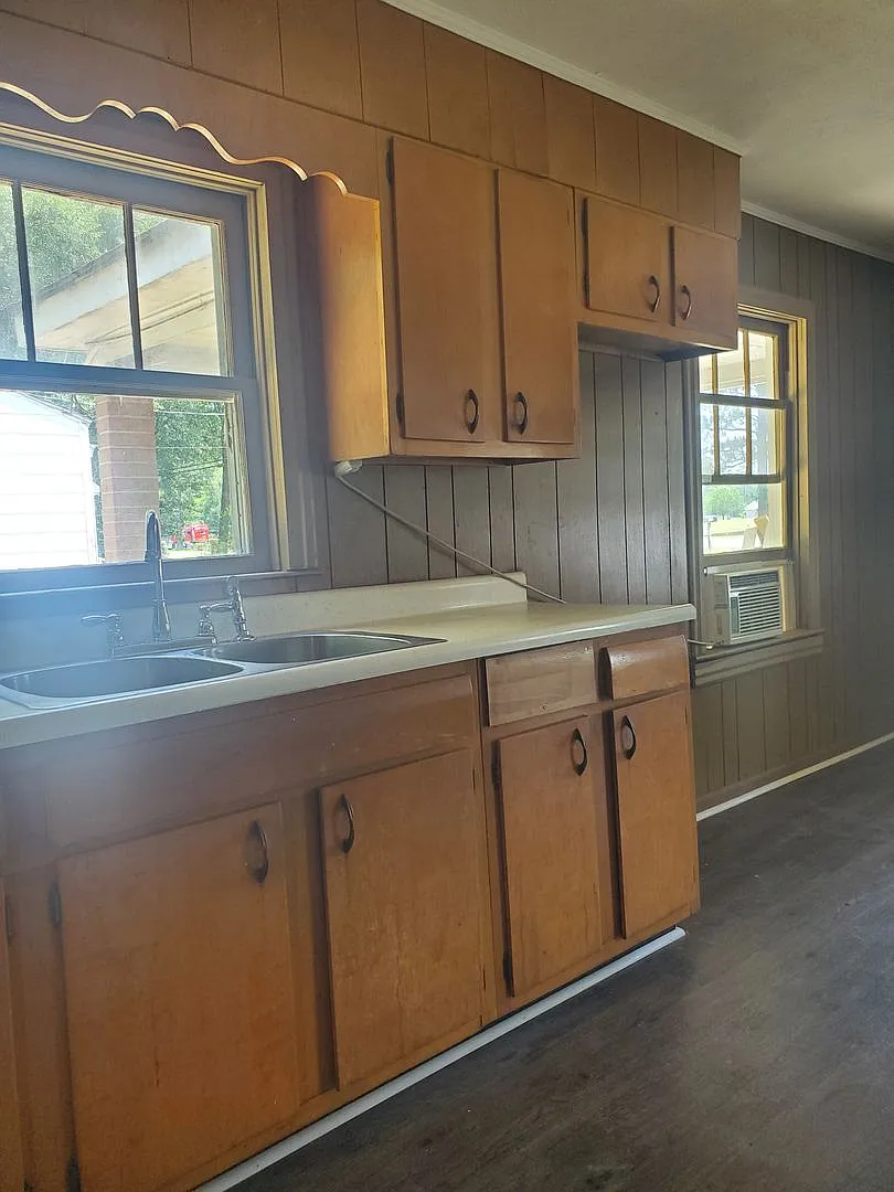 310 Savannah Ave. — Photo 4
