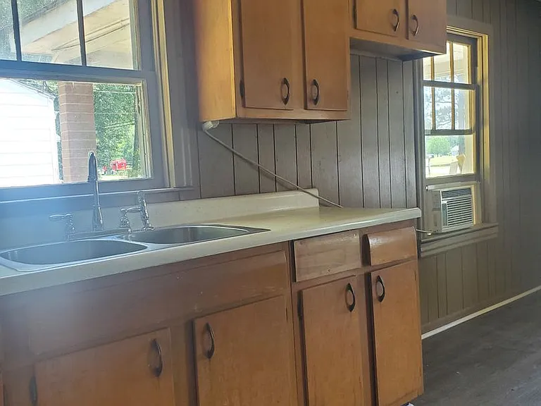 310 Savannah Ave — Photo 1