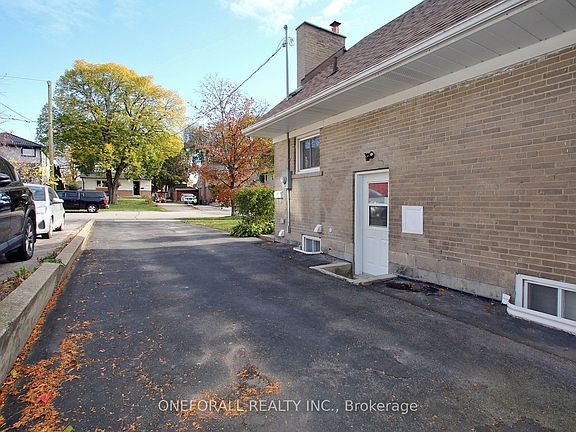 2nd image of 10 Esmond Cres