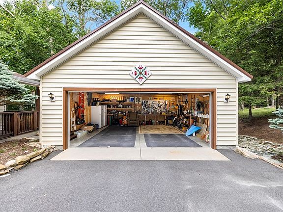 5th image of 102 Wintergreen Way