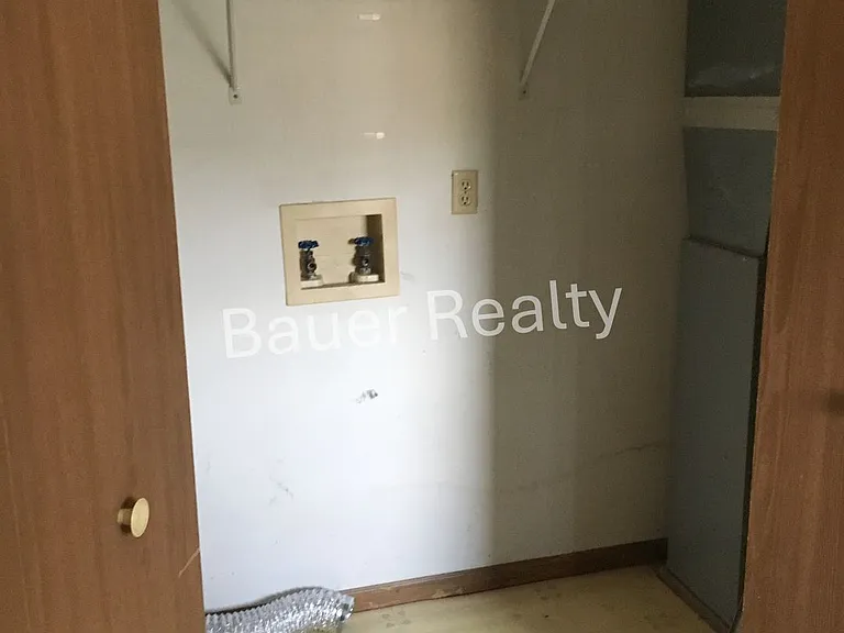 1255 Hillcrest Dr — Photo 2