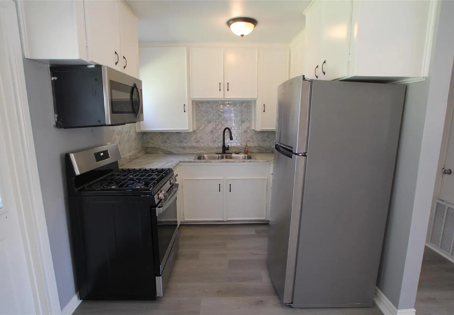 3 bed, 1.0 bath, 963 sqft, $1,550 — Photo 2