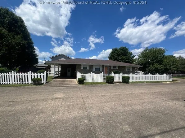 2141 McKinley Ave, Saint Albans, WV 25177