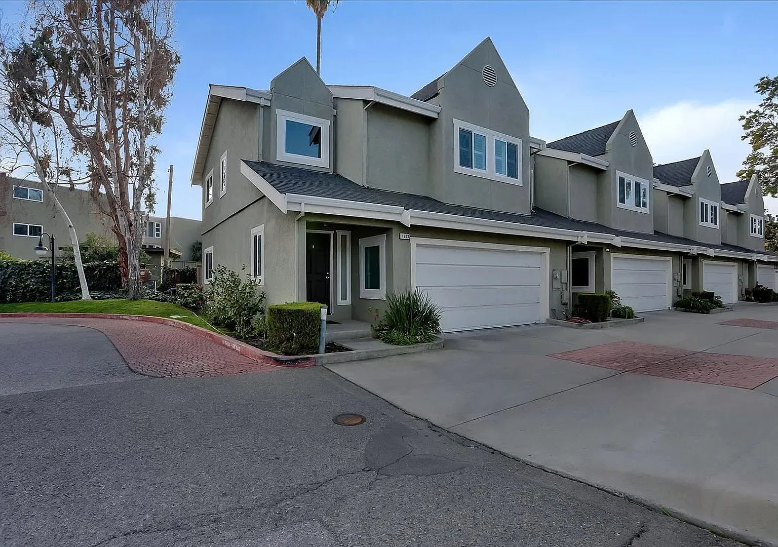 1202 Estrada Terrace — Photo 2