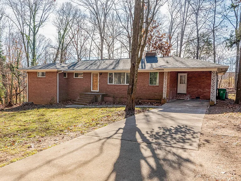632 Carolyn Ln — Photo 3