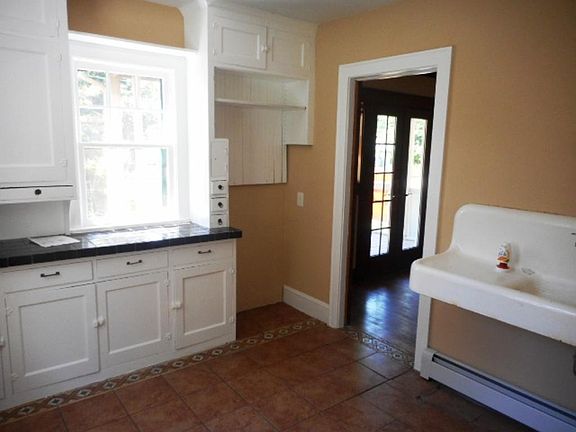 2nd image of 722 Arlington Ave E