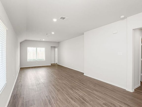 4th image of 3205 Yellow Rose Dr
