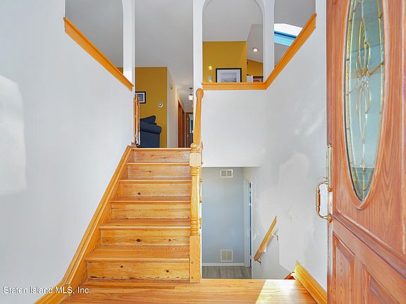 4th image of 109 Barclay Ave