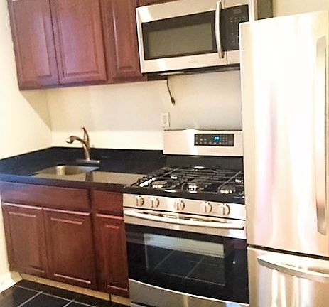 2nd image of 3088 Steinway St