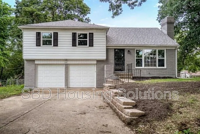 4 bed, 1.5 bath, 1449 sqft, $1,899 — Photo 1