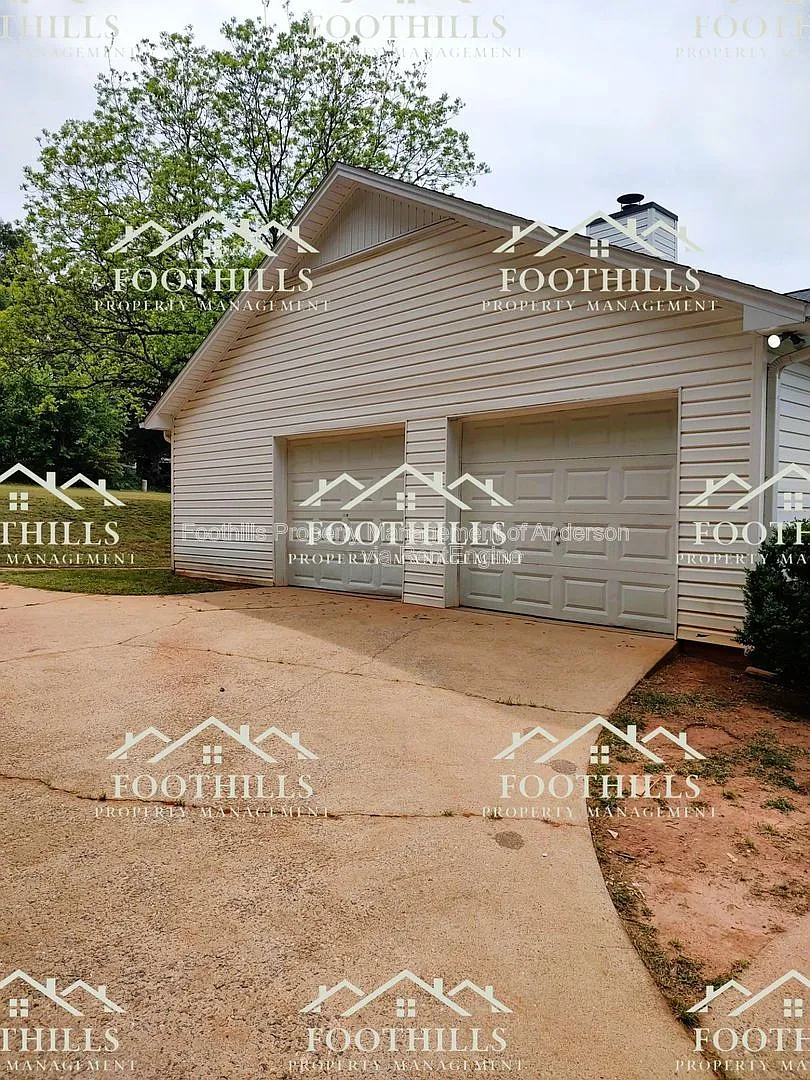 Building Photo - 213 Lake Forest Cir