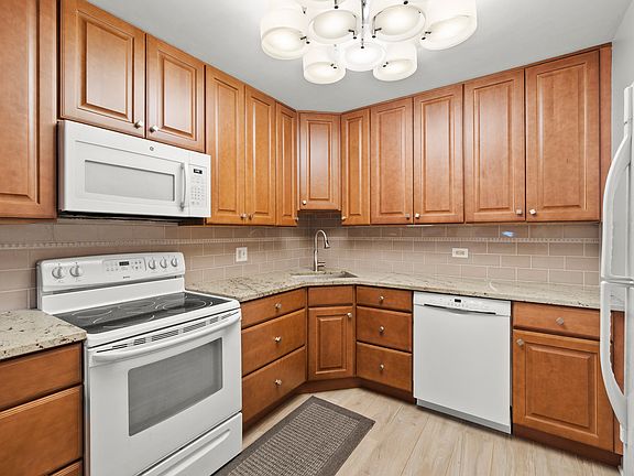 5th image of 5400 Astor Ln APT 307