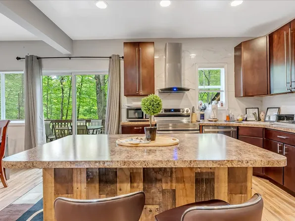 3124 Greenbriar Dr, East Stroudsburg, PA 18301