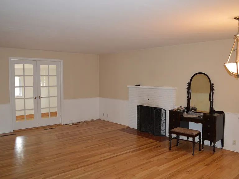 137 Yale Ave — Photo 2