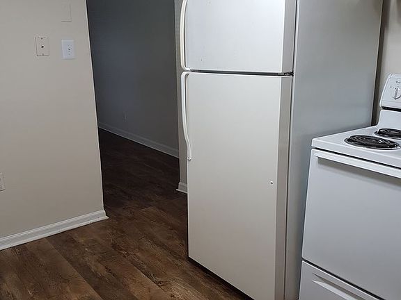 5th image of 220 Ogle Ave