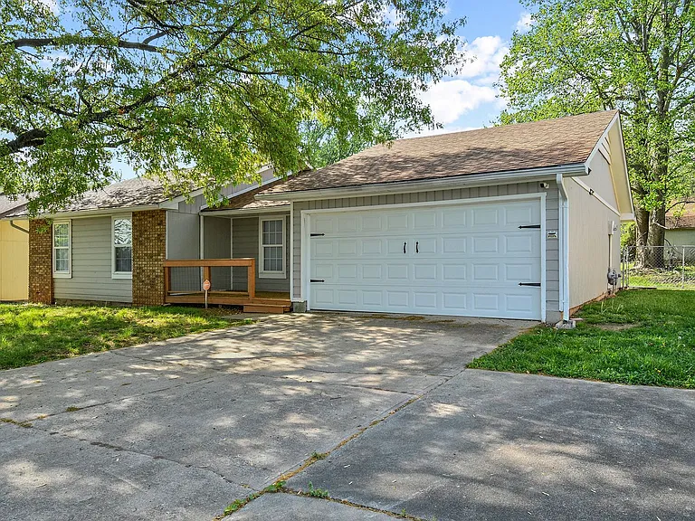 2626 W Hanover Dr — Photo 2