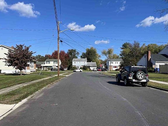 Exterior Neighborhood (street photo)