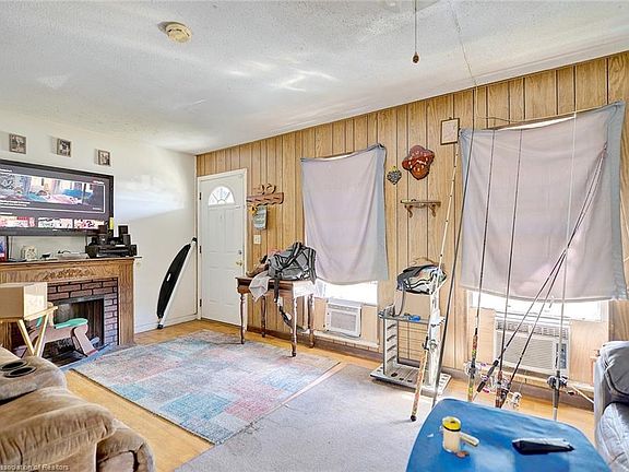 5th image of 2119 Roseland Ave