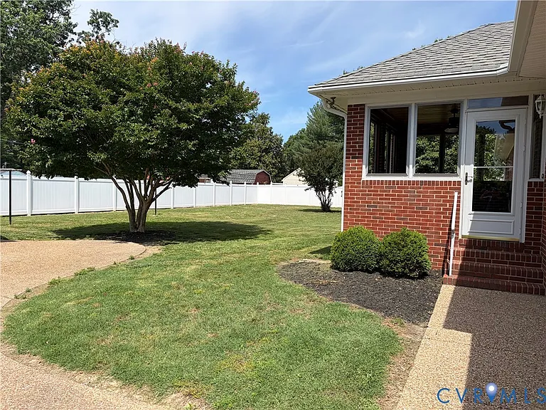 9325 Brentwood Dr — Photo 6