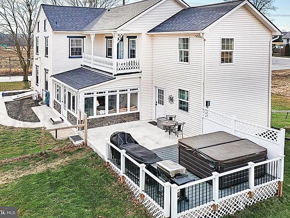 4th image of 3985 Lewisberry Rd
