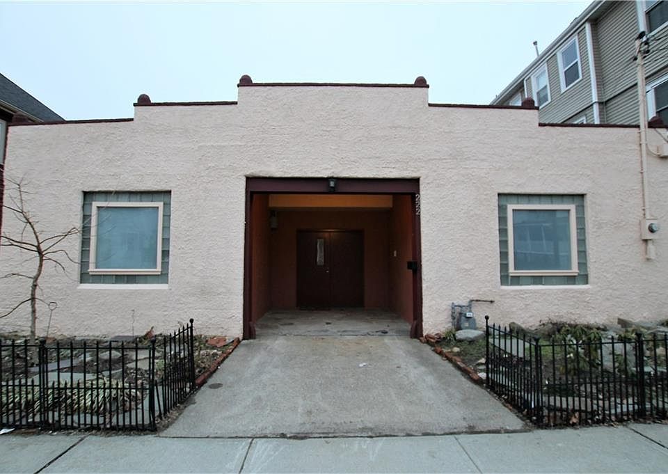 2nd image of 222 Ohio Ave
