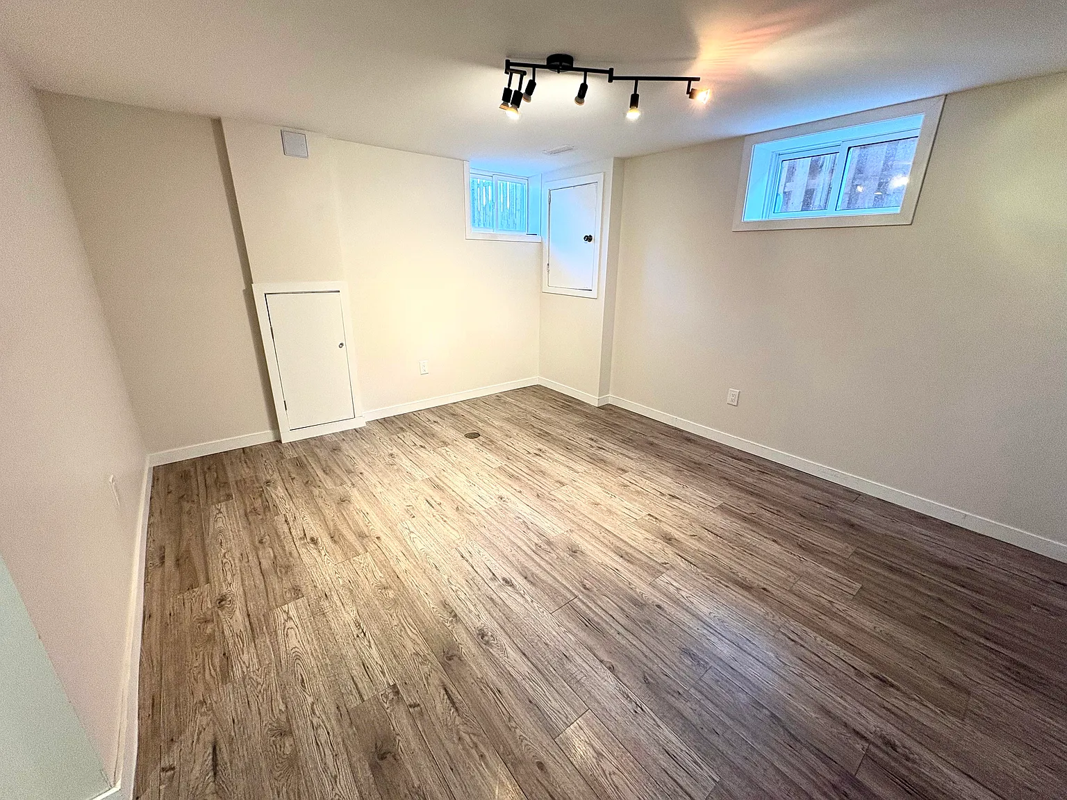 Basement - 10 Fourth St Welland — Photo 3