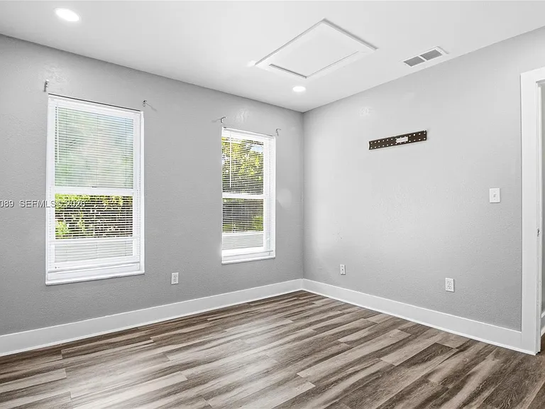 610 SW 2nd Ave #1 — Photo 25