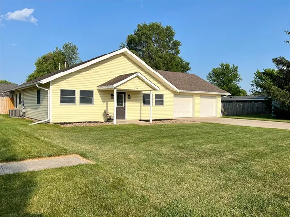 215 N 15th Ave, Winterset, IA 50273