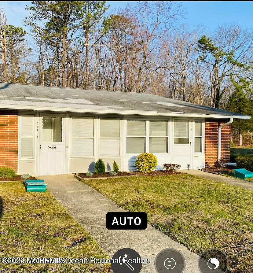 219 Buckingham Court #E photo 1