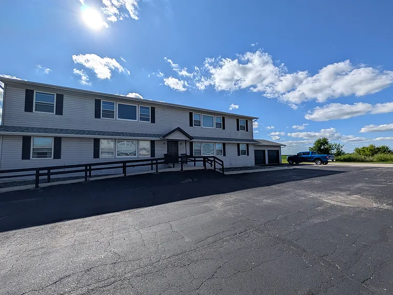 106 W Rose Eld Rd — Photo 4