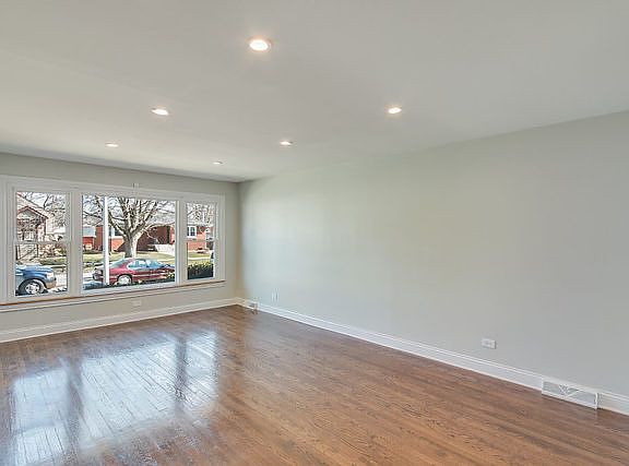 4th image of 584 Hirsch Ave
