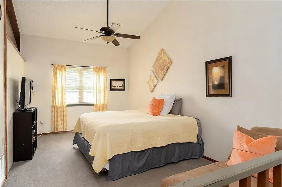 2 bed, 816 sqft, $1,200 — Photo 2