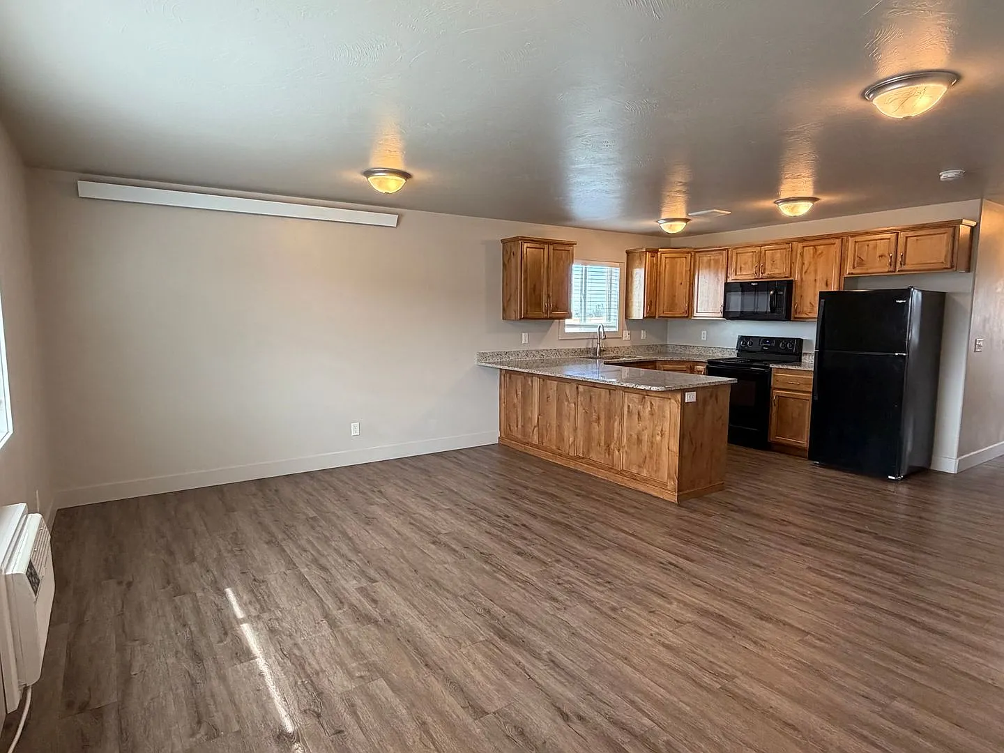 3 bed, 1.0 bath, 1100 sqft, $1,300 — Photo 1