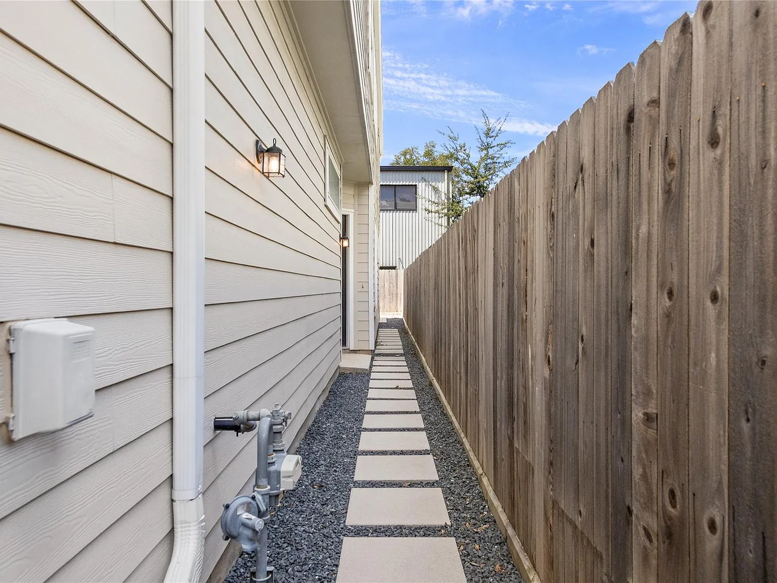 3 bed, 2.5 bath, 2587 sqft, $4,200 — Photo 2