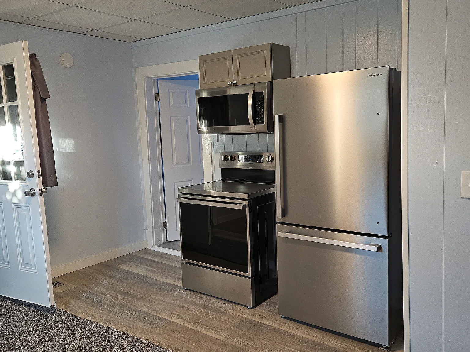 3 bed, 1.5 bath, 1469 sqft, $1,300 — Photo 3