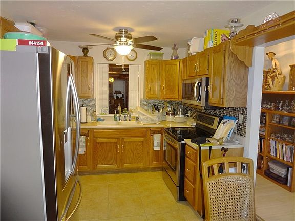 3rd image of 1009 E Crown Pointe Blvd