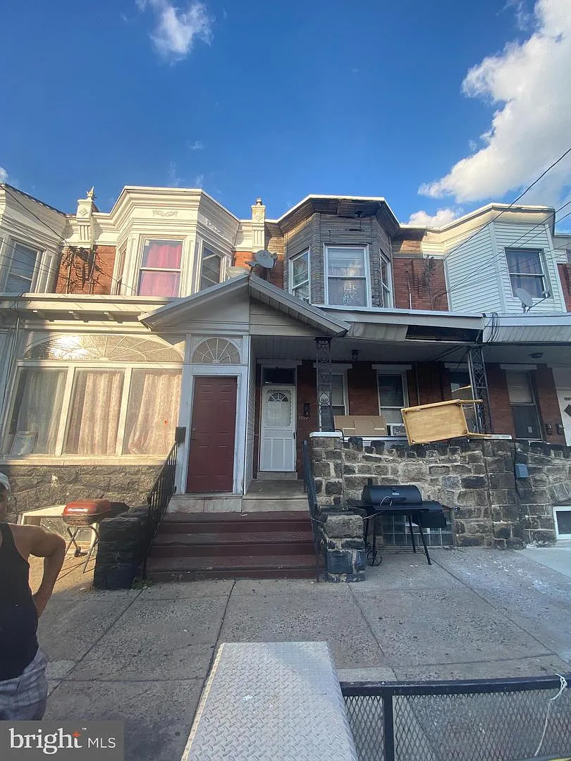 1907 E Ontario St photo 1