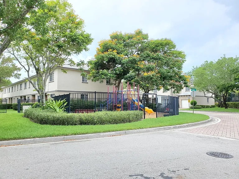 1221 Lucaya Dr — Photo 34