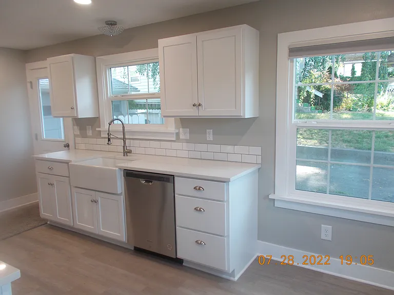204 E 1st St #204 — Photo 13